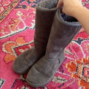 grey ugg boots